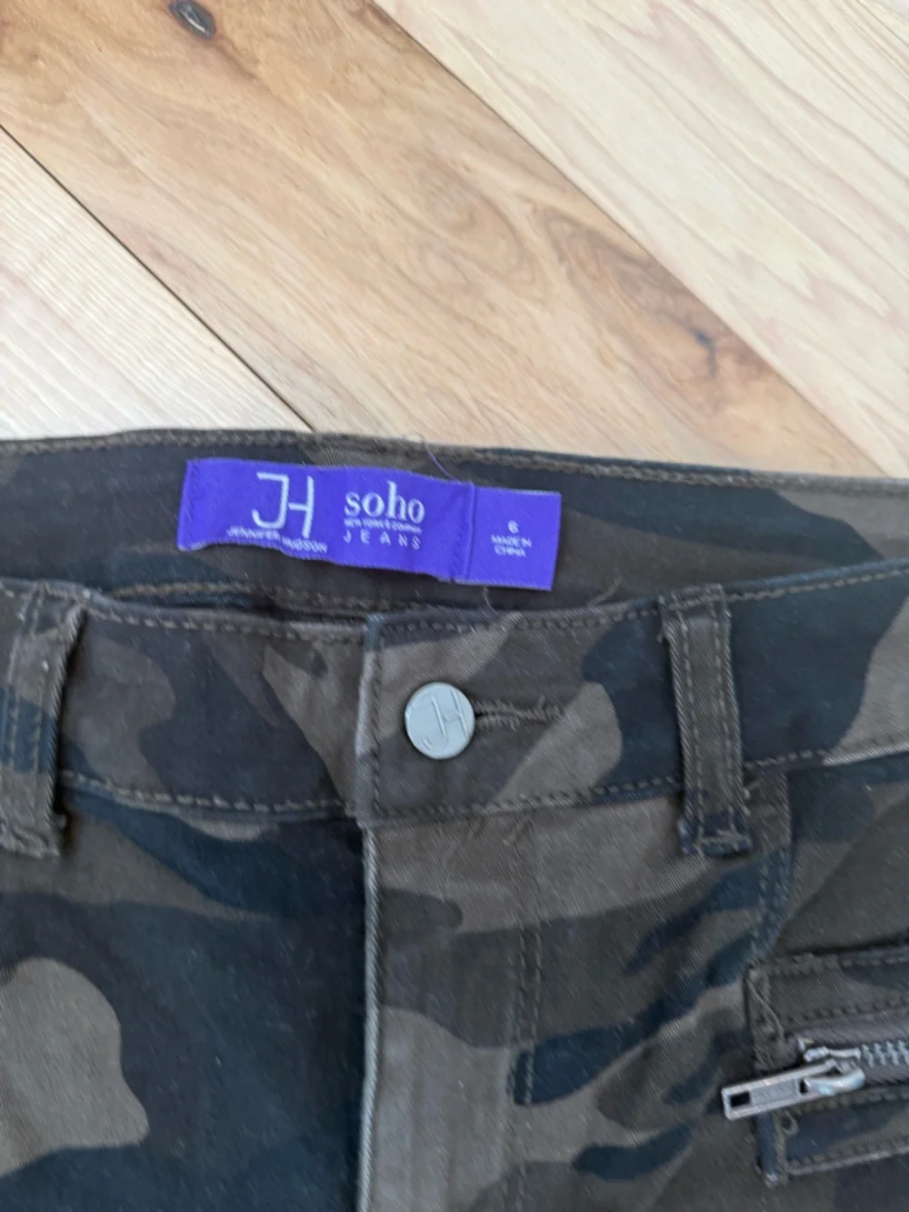 SOHO Jeans Camo Skinny Pants Zip Pocket Detail Size 6 - Picture 3 of 5